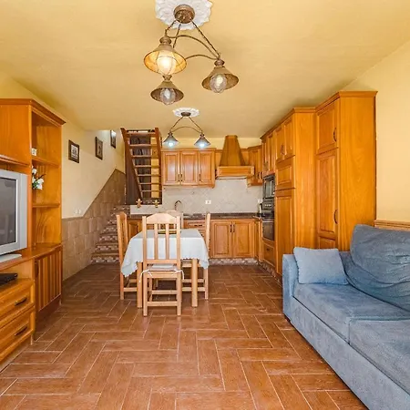 Cozy Townhouse With A Garden. アパート