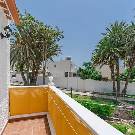 Cozy Townhouse With A Garden. プラヤ・デ・ラス・アメリカス